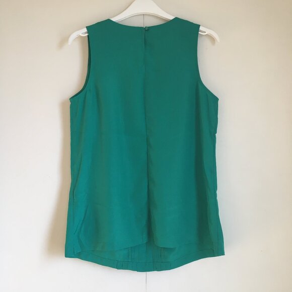 Satiny Kelly Green Box Pleat and Pintuck Tank Top - Picture 2 of 13